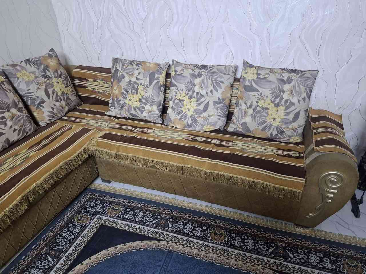 تخم قنفات (ديوان) 3 قطع بحالة ممتازة للبيع 🛋️
التفاصيل:
​النوع: تخم قنفات ديوان (3 قطع: قنفة ثنائية + قطعتين تشكل زاوية أو متصلة).
​الحالة: نظيف جداً، بحالة ممتازة، وخالي من أي كسر أو عيوب.
​الحشوة: إسفنج ضغط عالي (طبي ومريح ما ينزل).
​📐 المقاسات (حسب المخطط المرفق):
​💵 السعر: 250 ألف دينار وبي مجال 
📍 الموقع: بغداد - المشتل.
📞 للتواصل والاستفسار: ***********

