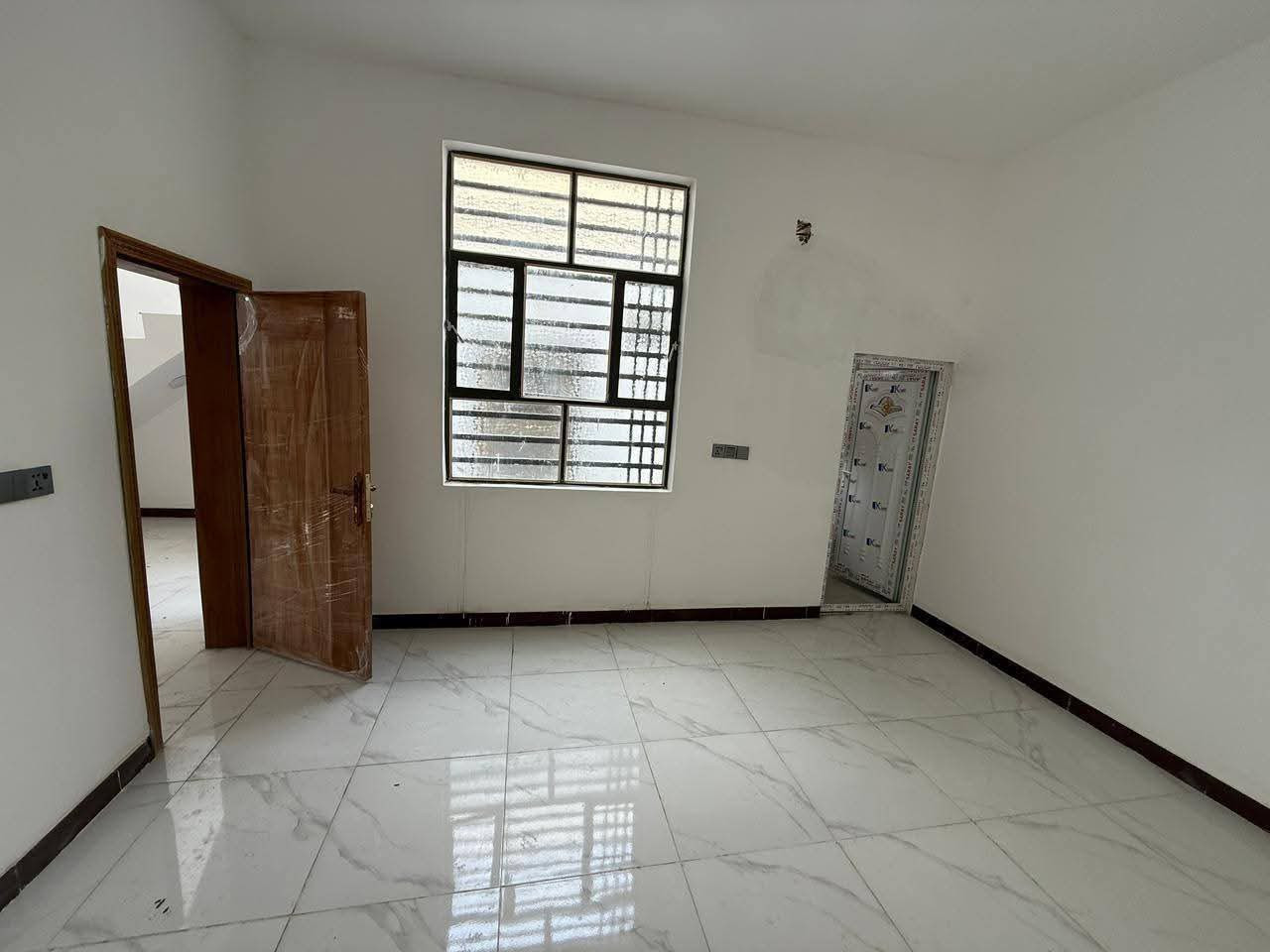 بيت 100م ايجار عنوان مقابيل قرية الغدير 310شارع الصب واتساب ***********
