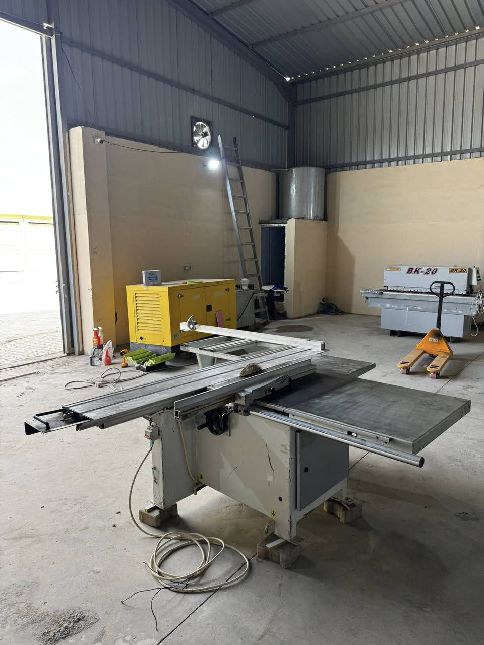 منشار سلايت تركي نوعيه جليك انقره
قياس 220 سم ثري فيس 
ماطور جديد مشدود عليه تركي احسن نوعيه
المكينه مستعمل كلش نضيف
للاستفسار ***********
……………***********
عنوان كركوك صناعه جديديه
مكتب العاصمه
