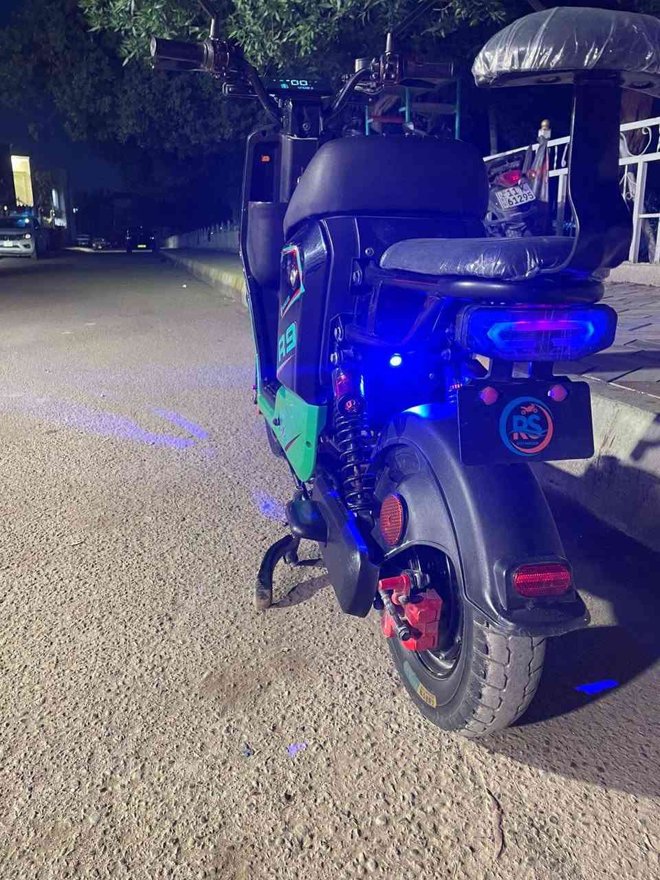 السلام عليكم 
دراجه R9
دراجه كلش نضيفه اي نقص مابيهه 
اربع سرع 
بيهه بك
اشاير لد 
تايرات جدد
5بطاريات بحاله ممتازه
مرايات اصليه 
بيه ستاند صفح وستاند تعليك 
بصمه ,وسويج
بلوتوث 
شاحنه اصليه 
بيهه دبل اشلره 
مدخل شحن يو اسبي 
دبلاتهه شغاله طسه ناعمه 
 العنوان بغداد الامين الثانيه 
425بيه مجال حك الجيه 
***********
