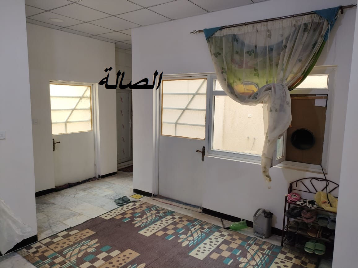 السلام عليكم .. عقار للبيع (200 م) في مجمع السلام السكني قرب المستشفى التركي مجاور مجمع اللؤلؤة السكني مقابل علوة الحر النموذجية بالضبط .البيت طابو صرف مستلمين سند بأسمنا بالنقد وغير مطلوب نهائيا خدمات كاملة .موقع الدار في المرحلة الثالثة قرب الجامع  .خريطة البيت الطابق الارضي بدون تغيير مع اضافات في الطابق الاول . يتكون البيت من مطابخ عدد 2 (مطبخ رئيسي في الطابق الارضي مع مطبخ صغير في الطابق الاول) حمامات عدد 2 (حمام في كل طابق مع تواليت غربي في كل حمام) تواليت شرقي عدد 2 (في الاستقبال وفي الصالة) غرف نوم عدد 3 (غرفة في الطابق الارضي وغرفتين في الطابق الاول) صالة في كل طابق سطحين مناور عدد 2 (منور 3*3 م و منور 2.5*2.5 م) حديقة وكراج . المنطقة متكاملة الخدمات .. الدار للبيع بسعر 200 مليون دينار او مراوس بقطعة ارض طابو وليس زراعي (200 م) في احد احياء كربلاء المقدسة ..للاتصال *********** (واتساب ايضا) : *********** م. مهند ابو احمد ملاحظة :- الدار غير مسكون كوني من بغداد .
