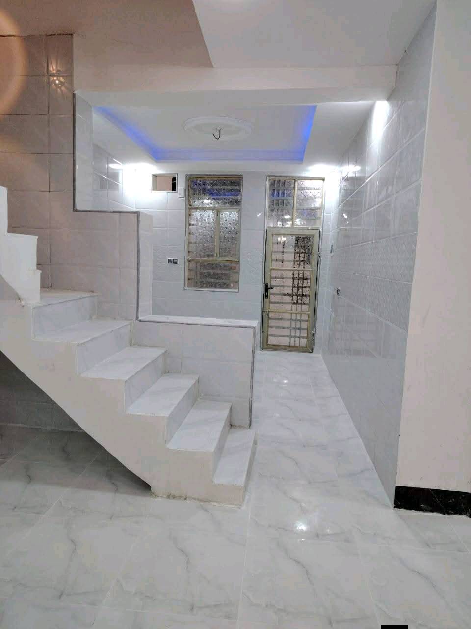 #***********يعلن مكتب النور العقار عمود262   بيت مقابل قرية الغدير شارع المطار
تفاصيل البيت 👇👇المساحه 150متر عرض شارع 17متر اناره جيهتين معا كافت الخدمات
#استقبال  
#غرف نوم عدد 2
#وصاله عدد 1
#حمامات عدد 2 #السعر 55مليون  قريب علا شارع صب 
#ملاحضة البيت بناء 2025
سند 25
#شارع عرض 17 متر
ماء+كهرباء+كيبل ضوئي مقابيل +مولده+مدارس حكوميه واهليه ومول تسوق منزلي 

جميع الخدمات متوفره
#للاتصال #***********واتساب