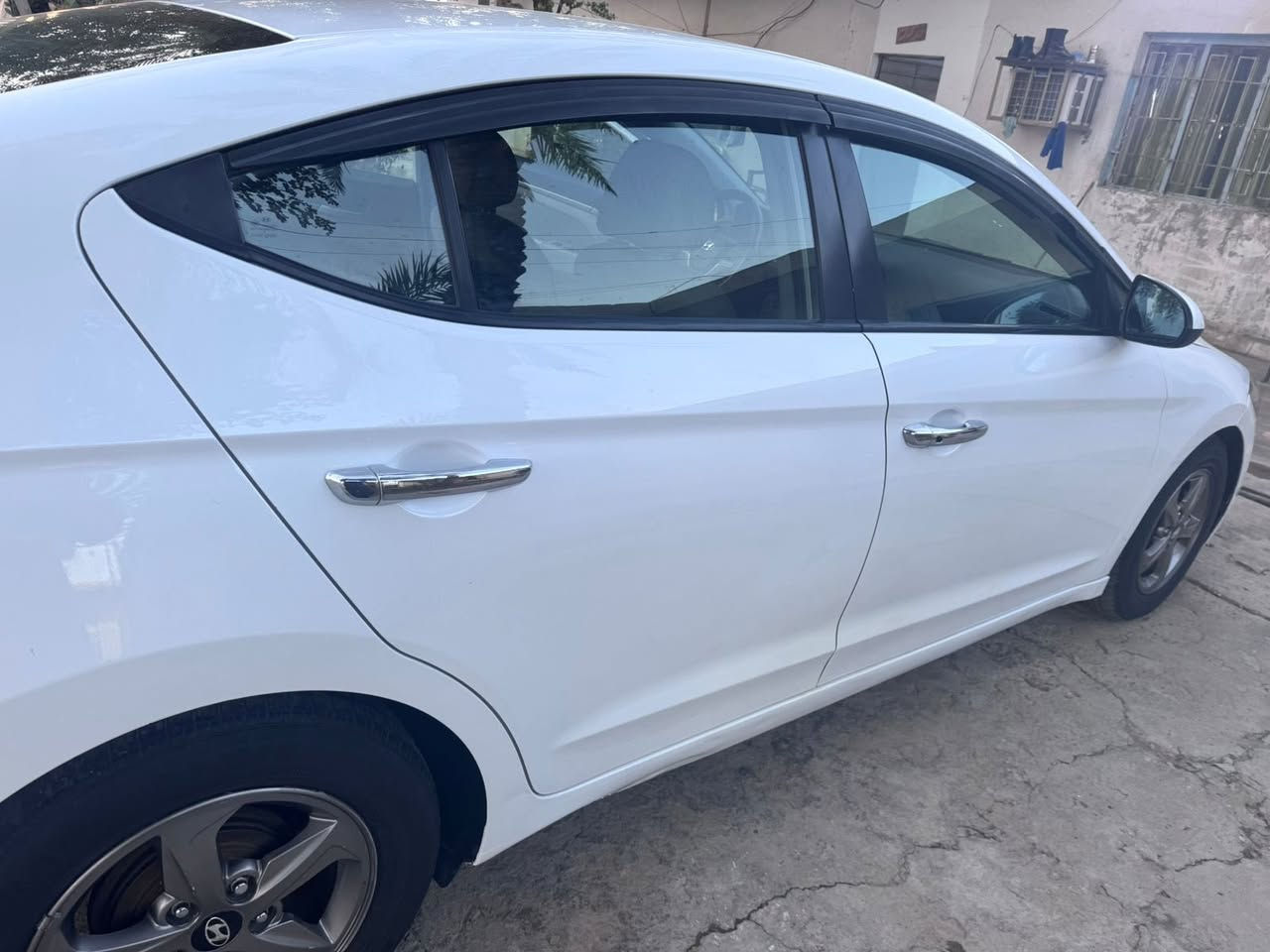 السلام عليكم للبيع النترا موديل 17سيارة بصمة تخم تاير بيه رادارات بلمري كامرة دوارة نظام قيادة سيارة حلوة بس بيه تكشير بل قمارة وانتو عدكم علم هاذا الموديل يتكشر الصبغ مالتة كير مكينة ماملعوب بيهن سونار مرفق صور الحادث مرفقةرقم أربيل سعرها 120ورقة مكان سيارة بغداد المشتل 
للاستفسار ***********حجي وسام
