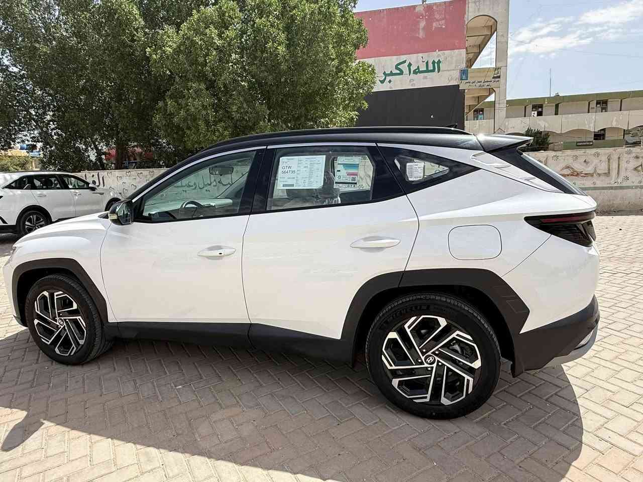 السلام عليكم توسان خليجي 
موديل 25 تو كلر فول 
بصمه 
كشن تبريد 
جلد 
كشنات كهرباء 
جنطه كهرباء 
سايد بريك بصمه 
ويل 19 
ماشيه 12 الف 
السعر 210 
تريد وكاله او تحويل***********
