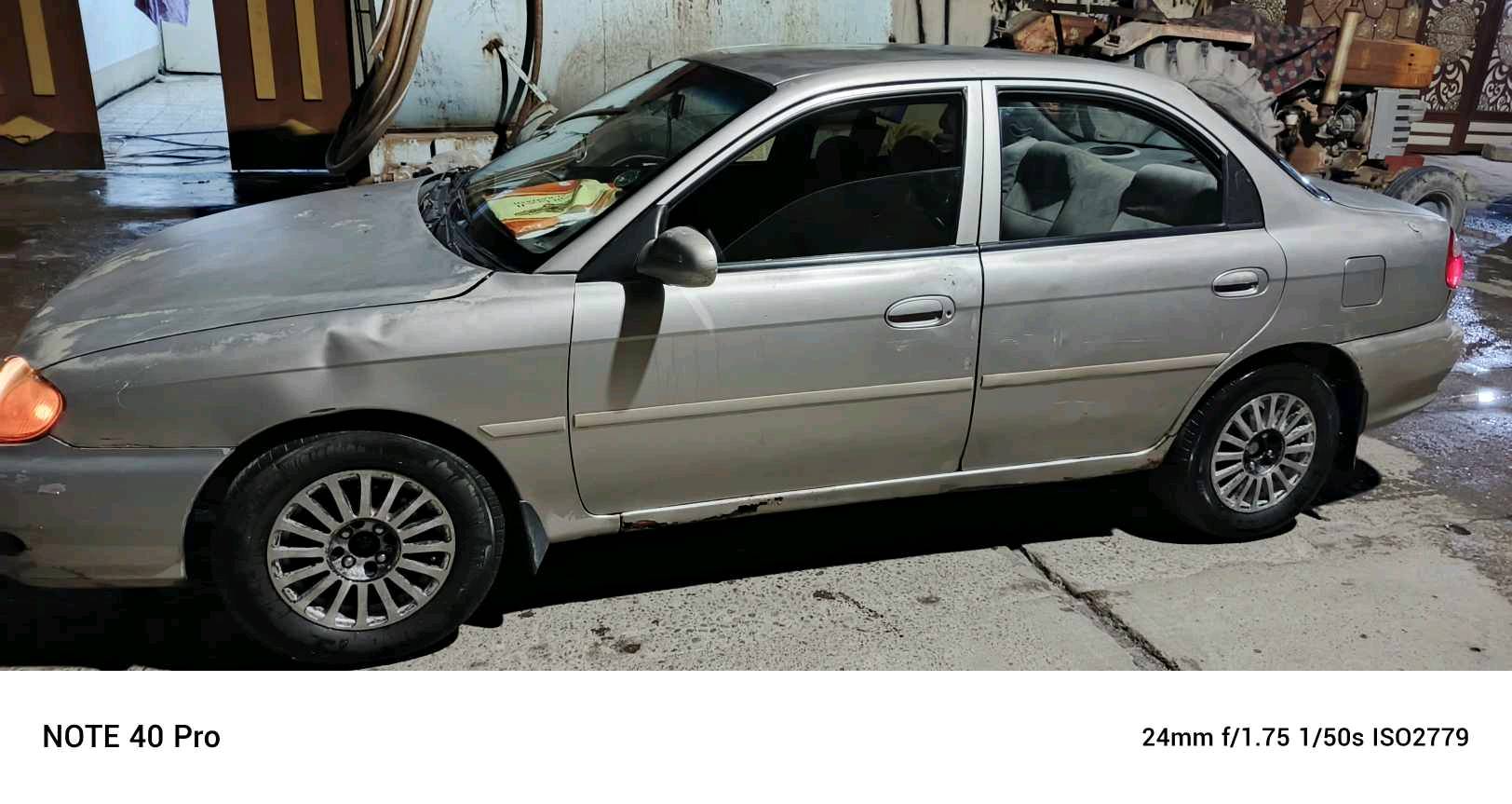 سيارة كيا سيفيا موديل 2000 معروضة للبيع. المحرك بحاجة إلى صيانة بسيطة، والهيكل الخارجي يحتوي على بعض الخدوش كما يظهر في الصور. السيارة ممتازة للاستعمال اليومي.