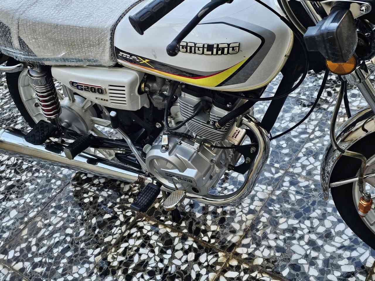 السلام عليكم سونك خمسة كير موديل 2025 دراجة نضيفة ماشية 4 الاف نضافتهة كدامكم مصور كل تفاصيلهة ما بيهة شي عاطل مكينة خرسة ممفتوحة دهن موتل اوراق كاملة ويالة عنكبوت تايرات جدد بصمة وتشغيل عن بعد ونظام تشغيل كارت مكاني بغداد الحسينية رقم ***********
