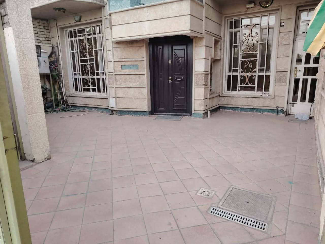 السلام عليكم دار للبيع المساحة ١٣٠ متر الواجهه ٨ و النزال ١٧ يحتوي على ٤ غرف نوم ٣ منهن سويت واستقبال  كبيرة وكراج سيارة 

 الموقع شارع الاسواق قرب الهايبر ماركت على الشارع الرئيسي

 للاستفسار اكثر مراجعة مكتب القمة في شارع ٤٠ مقابل اعدادية بلقيس

او الاتصال على الاقام التالية
***********
***********
