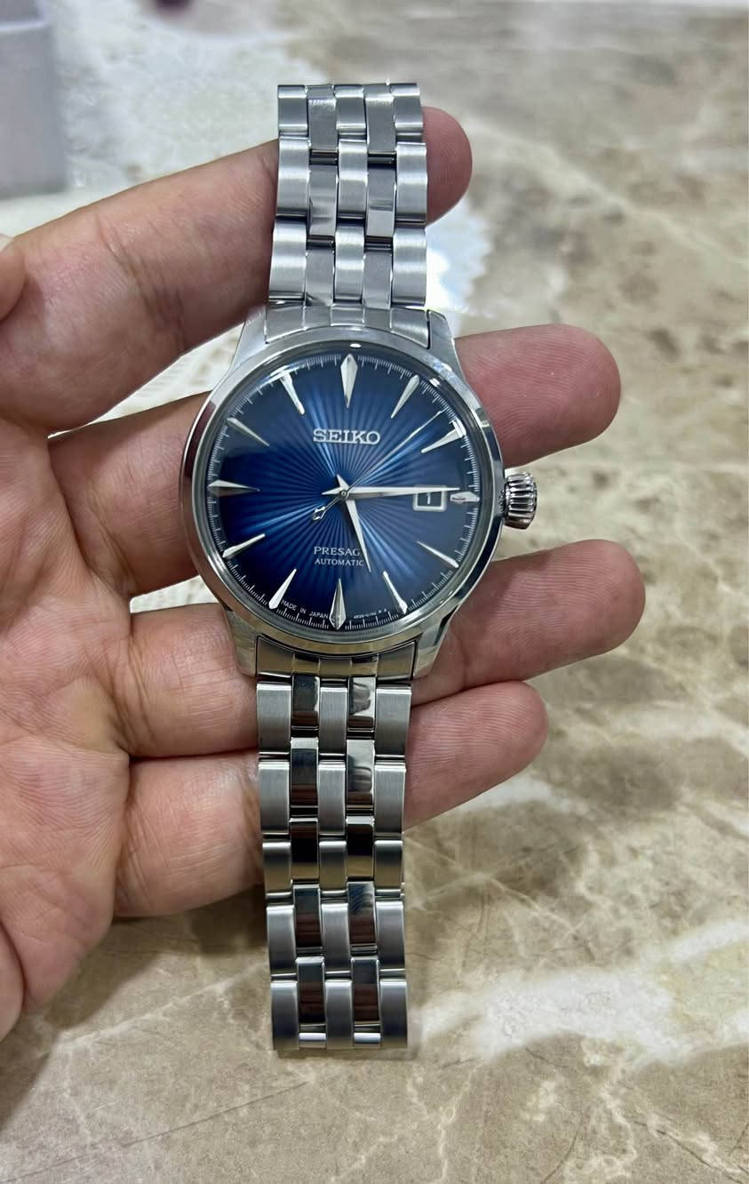 🔥 للبيع | تحفة يابانية فاخرة 🔥

⌚️ Seiko Presage Automatic

💎 ساعة راقية بتفاصيل فخمة ومينا أزرق ملكي بنقشة Sunburst تخطف النظر مع كل انعكاس ضوء صناعة يابانية أصلية 

 📏 قطر الساعة: 41mm

⚙️ حركة أوتوماتيك احترافية تعمل بالحركة بدون بطارية

🩶 سوار ستانلس ستيل فاخر بتشطيب عالي الجودة

📅 عرض للتاريخ بتصميم أنيق وكلاسيكي

📦 الحالة: جديدة بالكامل بالباكيت

💰 السعر: 400$ قفل

📩 للجادين وأصحاب الذوق الراقي – التواصل خاص او واتس اب *********** بغداد, العراق
