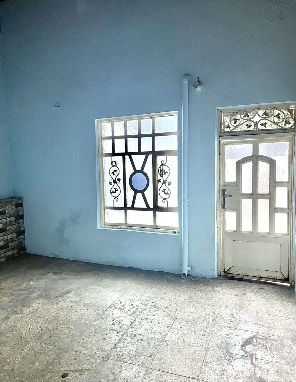 للبيع بيت 100 متر شارع مفتوح على شارع البوريات موقع مميز رابع بيت عن شارع البوريات قطاع 22 حي ميسان يحتوي على غرفة و صالة و مطبخ و استقبال و صحيات داخلية و خارجية السعر 95 وبي مجال للاستفسار اتصل ***********
