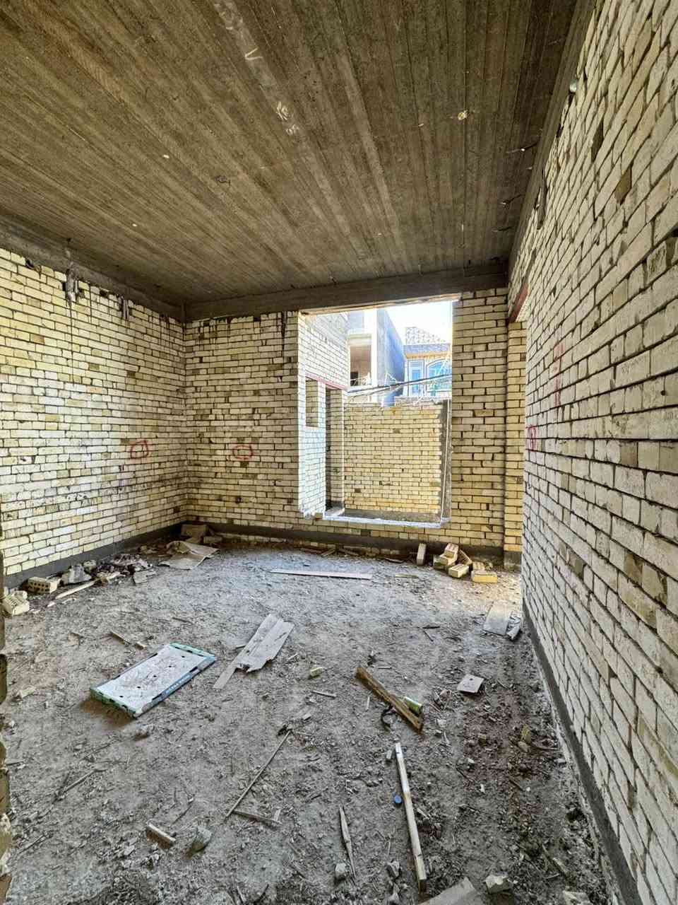 ⁨ هيكل للبيع موقع مميز قرب شارع الضغط  المساحه 148  واجهه 7
ونزال 20

العقار طابقين 

الطابق الاول .كلندور ومطبخ وغرفه وصاله وصحيات 
الطابق الثاني .غرفتين مجمع صحيات مخزن

للاستفسار مراجعه مكتب الخضراء للعقار⁩

***********
