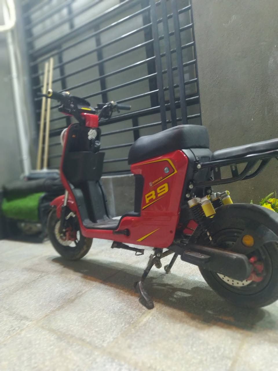 سلام عليكم  عندي دراجة ار 9 كهربائية   ولدراجة ٨باتريات وعقل رياضي لون ازرك ولدراجة ستة نمرة  ومعمل الدراجة من ولي هاي شركة يابانية ودراجة بيهة مواصفات حلوة ومديل 2026 وعني الدراجة واحد على  واحد خير من لله  الدراجة  وبيهة بلوتوث وبيهة مثبت سرعة ودبل الكدام دهن ولورة غاز يعني اطب بطسة ماتحس بيهة  وبيهة لايت عال ناصي وبيهة دبل اشاير  والملف مال الدراجة 3500واط يعني طيارة وسرعة 100 ودراجة مراوس بدراجة فراشة او ماكس عدلة او كامكو واذا الدراجة نضيفة انطي فرق وكون شرط المكينة والكفرات وهذا رقمي ***********. ومكاني النجف
