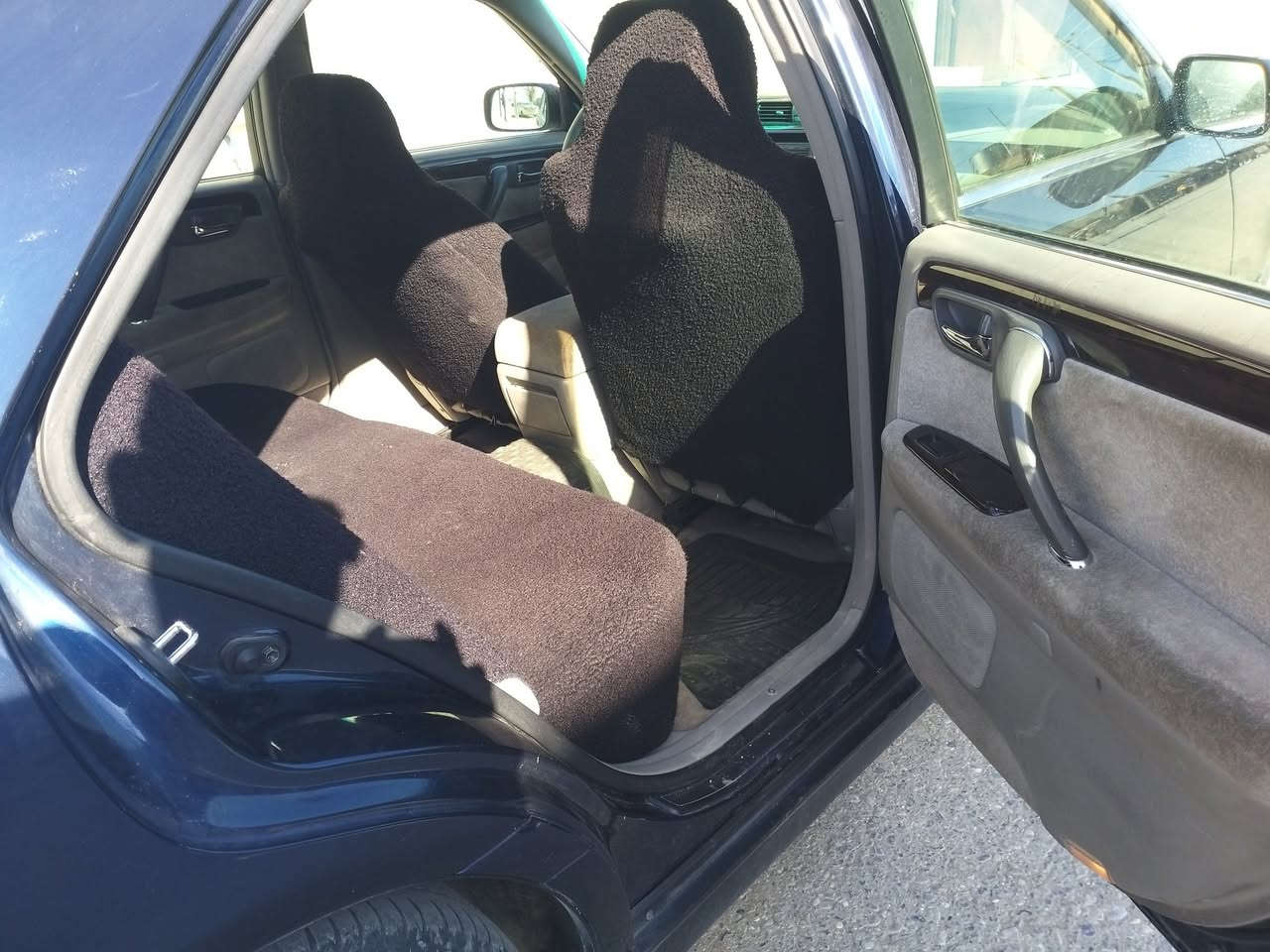 سلاوی خوای گەورەتان لێ بێت..
بـۆ فـرۆشــتن.
مەلیڪە مۆدێل 2001 بڕاوەیە.. 
مڪینەی VVTi دوونیووی گەورەیە 
گێڕو مکینەو کارەبایی هەمووی بەشەرت
ڕەنگی نیلی تۆخ هەیڪلی زۆر ڕێک و جوانە 
کاڵبونەوەو چاڵ و قوپاوی تێدانیە.
دعم و لێدراوی نیە.
ژێرەوەی زۆر خاوێنە خایس و ڕزیوی نی یە..
سیارەکە کامل جاهیزە. 
سعری 35 وەرەقە و معاملە
شوێن ـ قەڵادزێ 
بۆ پەیوەندی
واتس ئــاپ ***********

تــێـبینـی/ ئەم دوو نەقسەی هەیە
1 ـ داشبۆردەڪەی جوانڪاری دەوێتەوە
2 ـ پێشی شلەو تەقەو ڕەقەی تێدایە
 واتـا تووندڪردنەوەی دەوێت السليمانية, العراق
