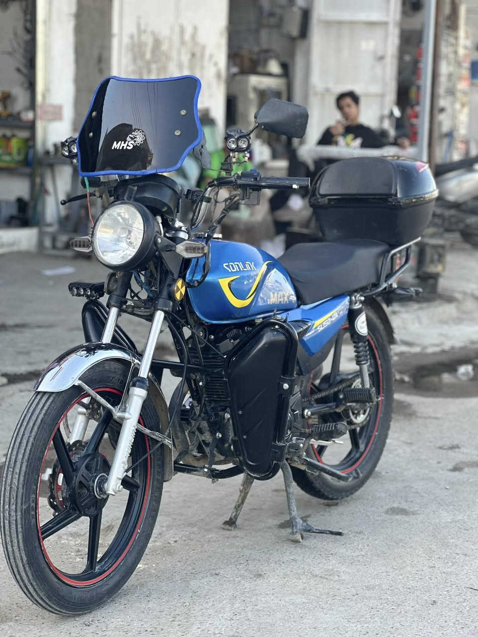 سلام عليكم سولنك ماكس 1 موديل 24 دراجة اخت زيرو مال بيت بيه درع وزنون اصلي مابيه كل نقص دراجة سعره 800 وبيه مجال مكاني سيدية تقاطع درويش ***********
