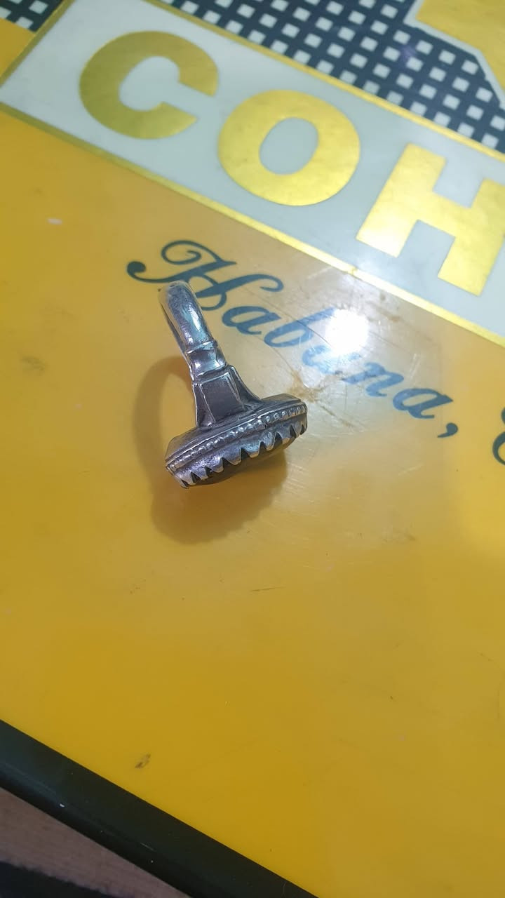 السلام عليكم
ياقوت أفريقي بنفسجي قديم
قياس المحبس ٢٢ السعر معه التوصيل ١١٠ تواصل واتس إب أو اتصال ***********
