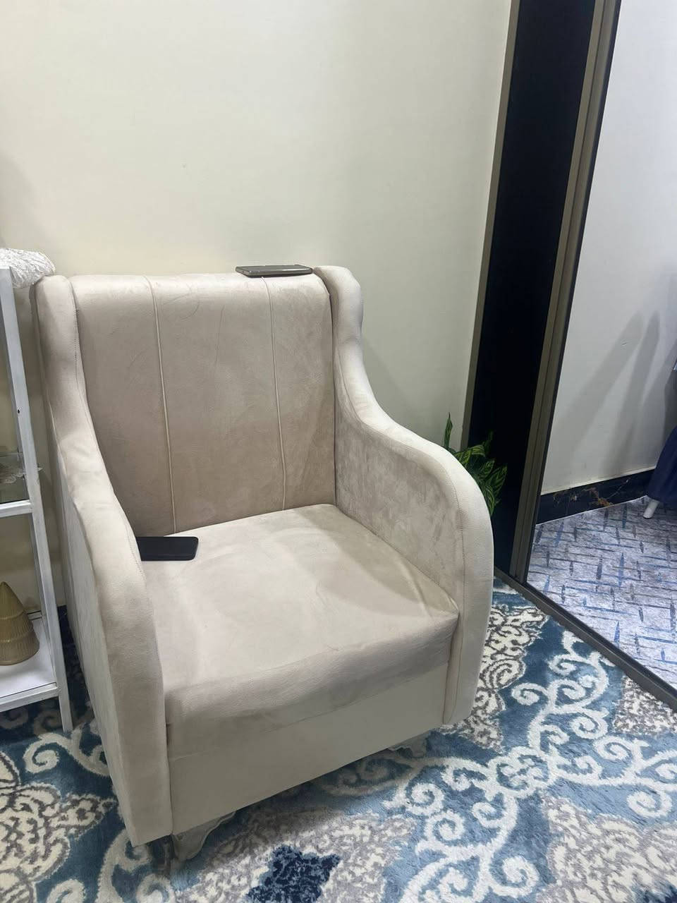 السلام عليكم
اثاث  استخدام قليل
قنفات ٧ مقاعد (3 مقاعد ثنائية، 1 مقعد مفرد)
ميز بلازمة طول 140 سم
طبلات عدد 2
للاستفسار***********
