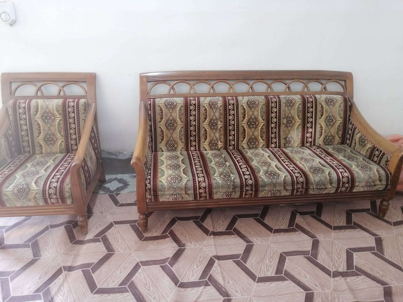 السلام عليكم تخم عشره مقاعد للبيع نظيف السعر ٢٥٠ بيه مجال العنوان مقابل منشاء نصر ***********
