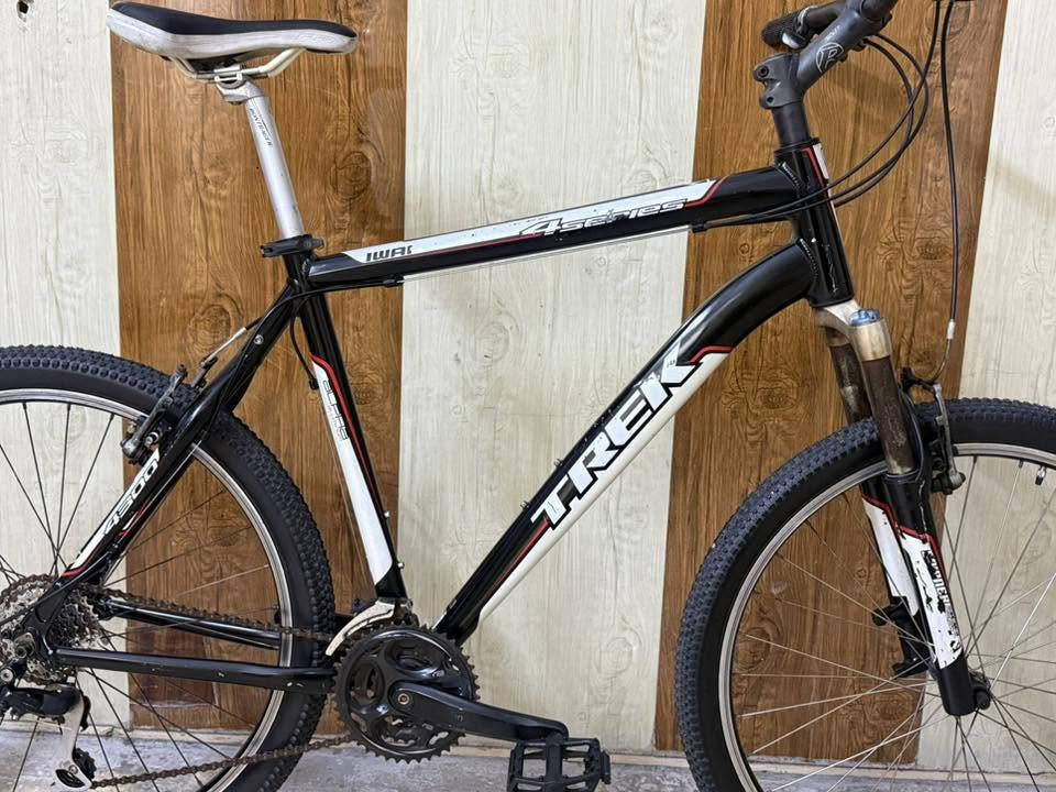 دراجة هوائية شركة TREK أمريكي 🇺🇸 

صنع في تايوان 🇹🇼 عام 2012

قياس 26

المعدن ألمنيوم 

قياس الفريم L لارج 54cm

السستم شيمانو  ياباني 

المكينة 3/8

الدبل قفل 🔒 فتح 🤚 يدوي 

وياله طخم مختوم BONTRAGER 

تايرات طخم 

سرج وبوري سرج مختوم BONTRAGER

سكان والركبة مختوم BONTRAGER

تناسب من طول 170cm إلى 200cm

الدراجة كلها ختم واحد بيها تزلغات بالافريم بسيطة سبب الشحن بالحاويات  لكن غراضها كلها بلادي وشرط الشغل

السعر 200 الف دينار 

عنوان المحل موصل أيمن تقاطع شارع كنيسة الساعة🚴🏻‍♂️🚴

يوجد توصيل 🚚 كافة محافظات العراق 🇮🇶 

☎️***********
📞***********
