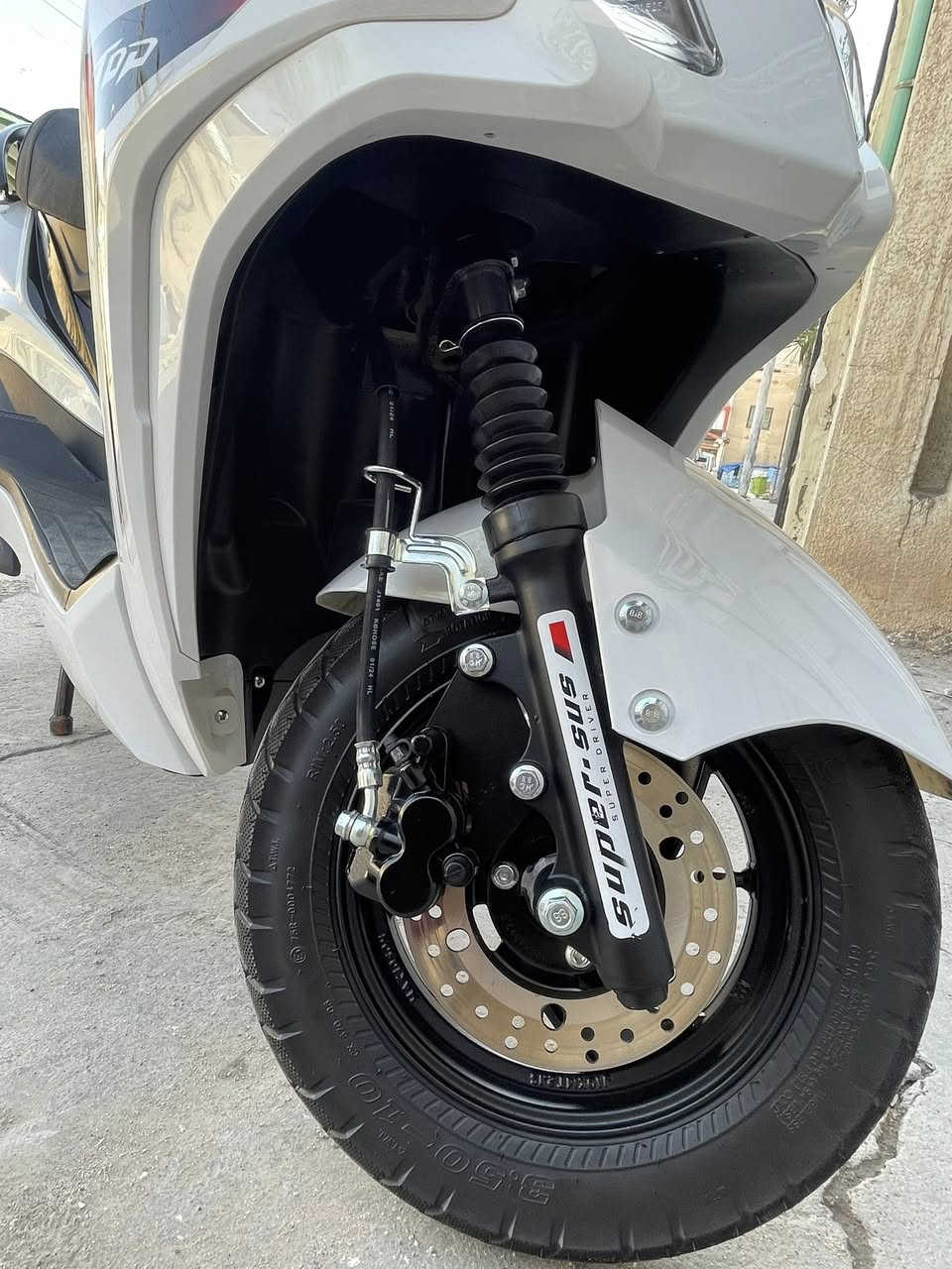 سلام عليكم
دراجه نوع سكنس FX صيني الجيل الجديد 
مواصفاتها
بريكات الخلفي بنز والامامي دسك
اضائتها الاماميه عدسات وبيها اضائه نهاريه
شلعتها قويه 
بيها بصمه وتشغيل عن بعد. 
2 دبلات خلفيه

الدراجه مداريها على ايدي وجديده كل 3 اسابيع ابدل دهن وصار 4 شهور من اخذتها ممشاها قليل استعمالي الها محدود دراجه جديده وحديثه اخذتها زيرو 
سعرها 1.100 مليون وميه وبيها مجال بسيط للشراي مكاني البصره
رقم. ***********.
