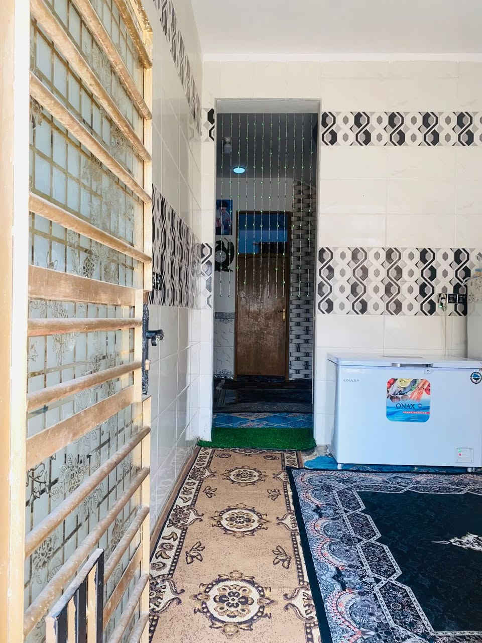 سلام عليكم بيت مجمع حجي حسين على شارع ١٥  بفرعي البيت يحتوه على ستقابل وصاله وغرفتين ومطبخ حار  وصحيات خارجيه وسويت داخل الغرفه البيت مساحته ٢٠٠ م. التصال على الرقم وتدلل ***********
