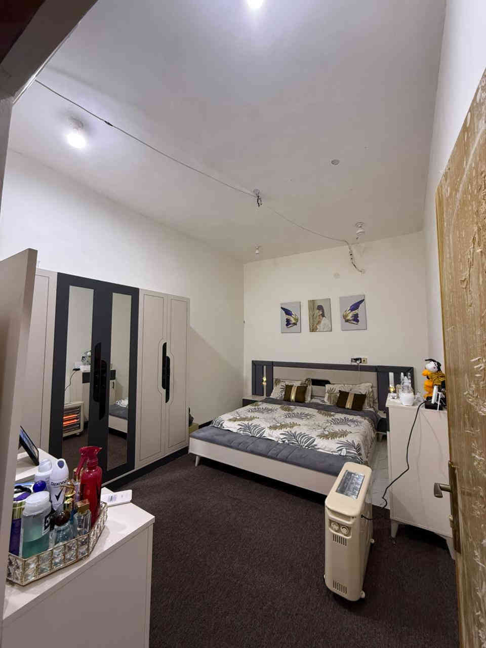 السلام عليكم احبتي الكرام 
دار سكن للبيع. 
المساحه 120م
..طابو زراعي عراقي اصولي مكاتبه وكاله نسخه من طابو. 
..
البيت طابقين .يحتوي البيت علا 4 غرف نوم .وصاله عدد 2...ديوان ..ومطبخ..وصحيات داخلية وخارجية وطارمة. 
البيت بناء حديث شغل درجة اولى 
...
.العنوان ابي الخصيب. الصنكر .قرب سايدين.
..منطقة سكنية هادئه..
...السعر.74 بي مجال 
للاستفسار***********
