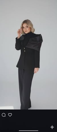 مصممة أزياء • أسود ملكي • أورجنزا