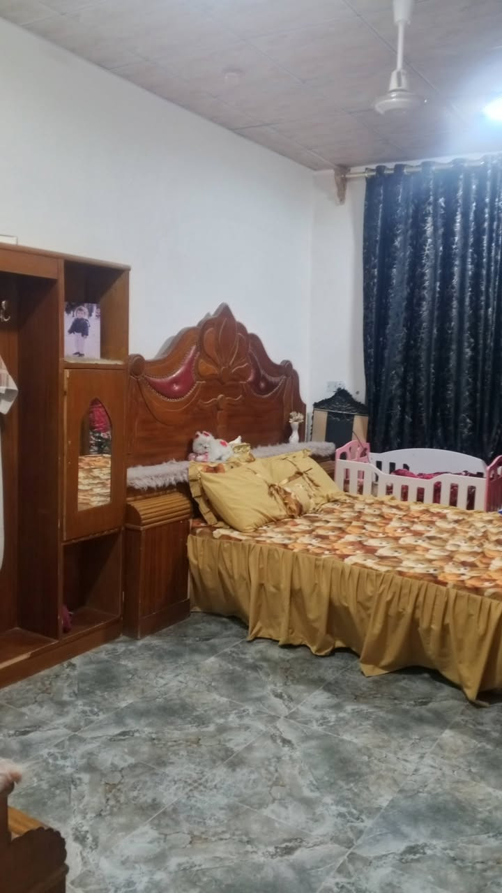السلام عليكم بيت مساحة 150م طابقين  يحتوي على 4غرف نوم وصالة ومطبخ وهول وصحيات وكراج  ***********
