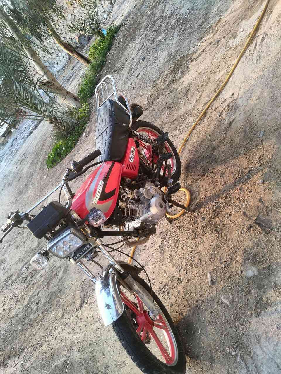 سلام عليكم دراجه سيڤان للبيع موديل 21أوراق دراجه شغاله كلشي مابيها سلف هندر كهربائيات كله شغال شغل واطلع سعر 425وبيها مجال مكانها السنيه ***********
