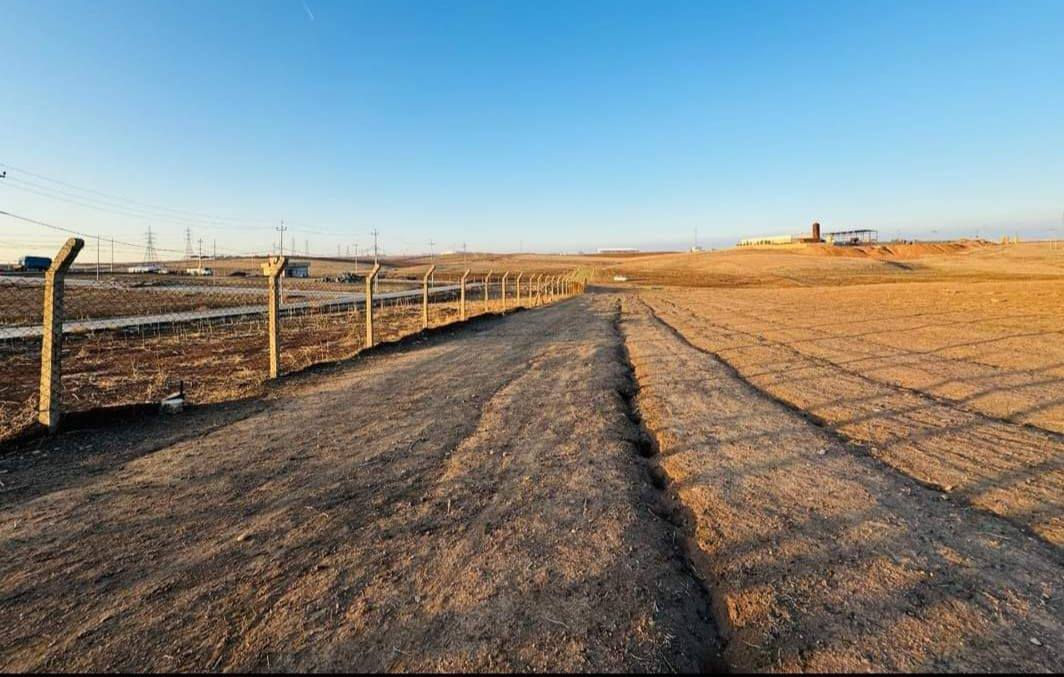 ارض للبيع في حي القوسيات
خلف كليه علوم الحياة خلف محطّة العوف. 

المساحه.    250.   م

سند زراعي نموذج 25حق التصرف سند ابيض 

خدمات ماء كهرباء التبليط 200متر عن شارع ادهوك الرئيسي

اتجاه شروق تام.  

شارع.   10.   م

سعر المتر.   65. بي مجال 

الاستفسار بل الارقام 

***********
***********

ملاسق
