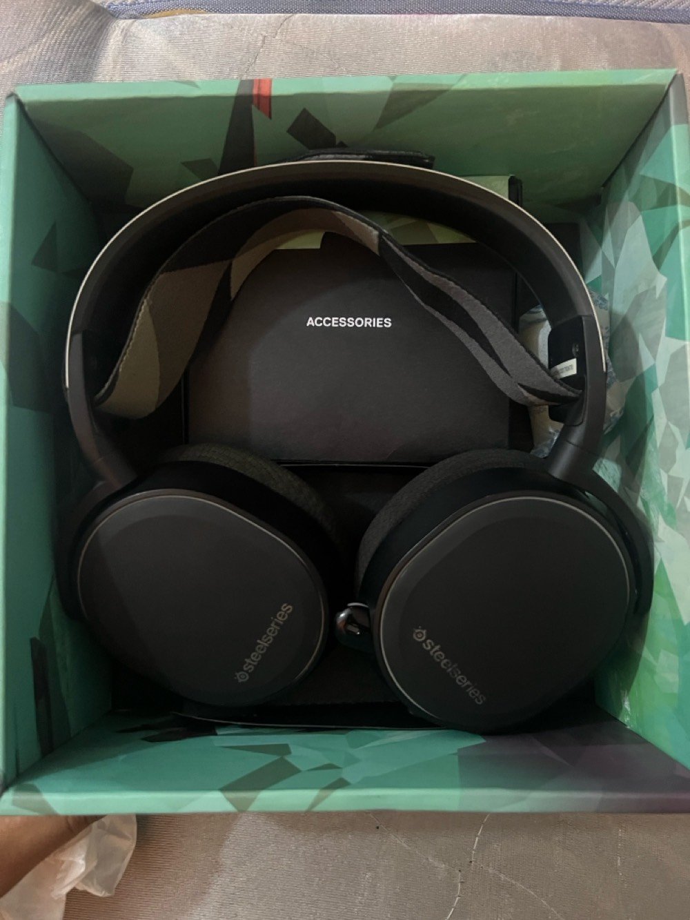 سلام عليكم شباب

عندي سماعة للبيع ال

 steelseries arctis 7  الغنية عن التعريف

سماعة رهيبة ومعروفة بقوتها وصوتها القوي والعزل مالتهة ودقتة الصوت بيها

نظافتهة 90 بلمية كامل ملحقات 
دنكل
واير شحن 
منفذ 3.5 (الاواكس)

سعرها 100