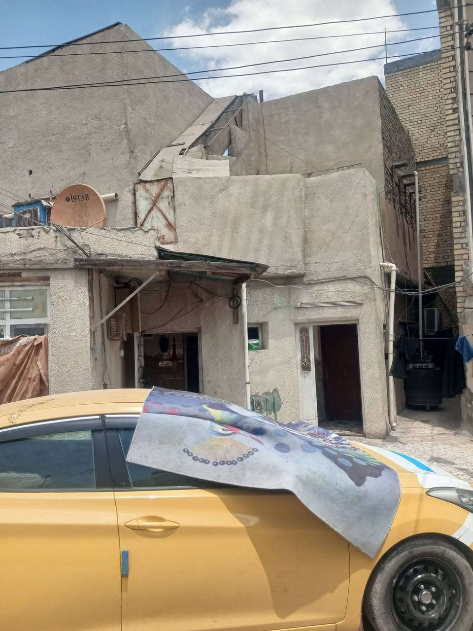 السلام عليكم البيت للبيع مساحتها 100متر المكان بغداد الأمين الثانيه بالسده اولى بالبدايه اتصال على هذا رقم ***********
