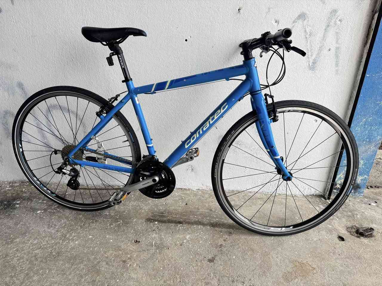 السلام عليكم اخواني الغواليً عندي هذي ماركة(coratec) غني عن التعريف حجم 28 
قياس M فريم 48 معدنه المنيوم سستم 
شيمانوا التوس 3/8  بدلات سحب دفع شيمانوا 
تايرات شوالبي  صنع ألمانيا 🇩🇪 اصلي مختومه 
نظفتهاا شوفت عينك 100/80 كلها عل وضع البلادي
سعرها 220 الف وبي مجال بصيط عنواني موصل 
تتوفر خدمة توصيل لجميع محافظات العراق 
*********** وتحياتي للجميع
