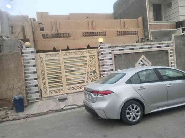 دار للبيع في حي نزال قرب جامع عبد العزيز ألسامرائي مساحه ٢٠٠ متر 
شارع ٨ خدمات كامله ماء وكهرباء ومجاري وتبليط جديد
السعر ١٣٥ مليون للتواصل خاص او على الرقم *********** او ***********
