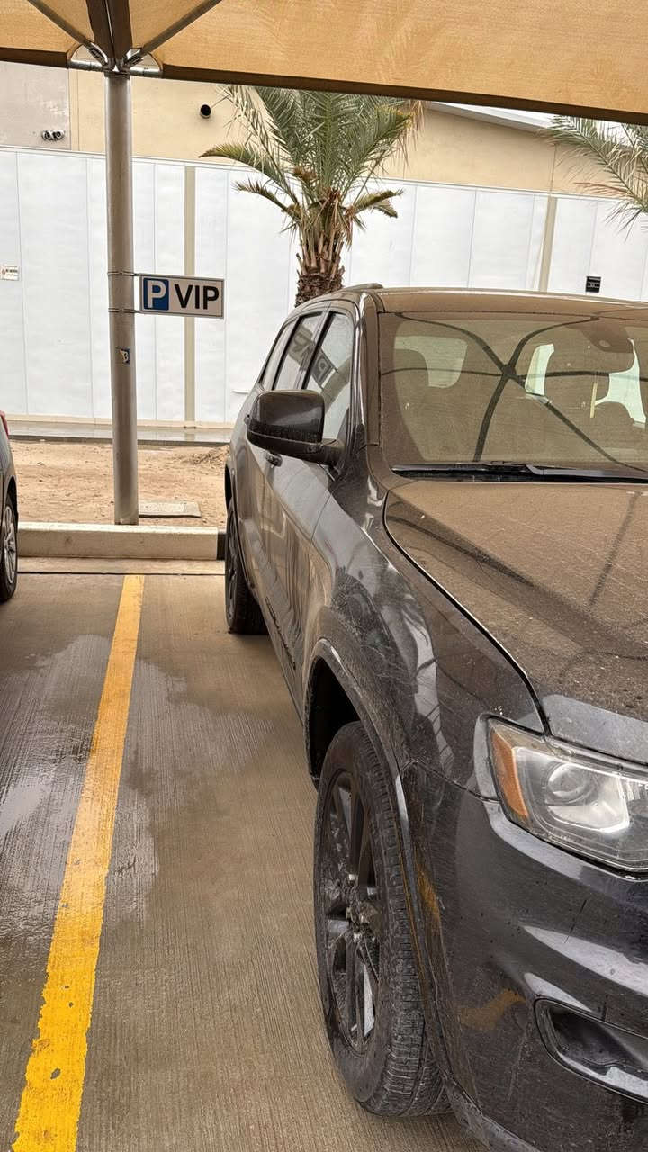 السلام عليكم 🫡
جيب شيروكي 
مديل 2018 
بلاك توب 
معروف موصفات البلاك توب 
4*4 
سيارة كلش حلوة 
مكينة كير كفاله 
السيارة حادثها جاملغ وبنيد سطحي بدون دواخل 
ونفسهن راجعات 

رقم السيارة سليمانية بأسمي 
مكان السيارة بغداد الكرخ 
السعر 230 وبيها مجال 
رقم الهاتف ***********
