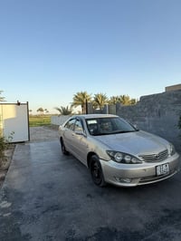 كامري خليجي 2005 رقم بغداد سياره نضيفه بس بيه بعض الملاحظات الاستفسار ...