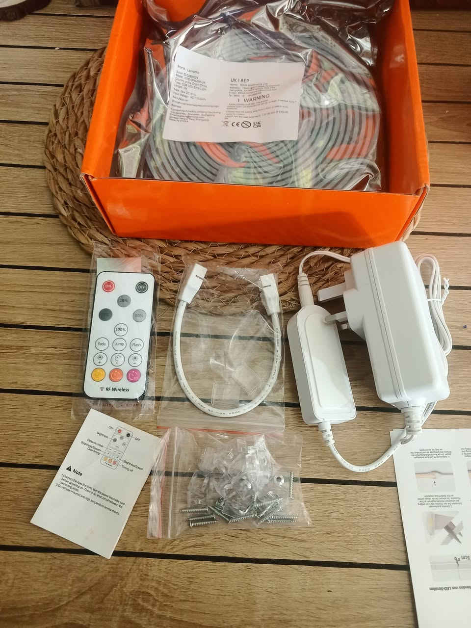 مجموعة شرائط إضاءة LED من طراز RF Wireless لتغيير الألوان.تتضمن المجموعة وحدة تحكم لاسلكية صغيرة للتحكم في الإضاءة والألوان.تحتوي أيضاً على محول طاقة ثلاثي الدبابيس متوافق مع المقابس البريطانية

مشرة نيون 5 متر
كبس شركه كامل ملحقات
سعر، 15 الف


**إذا كنت صاحب هذا الإعلان وتريد حذفه لأي سبب، رجاءا أرسل رسالة إلى الدعم الفني**