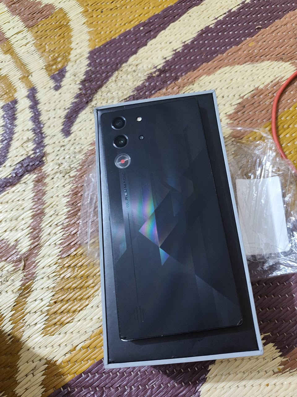 📱 هنا مواصفات هاتف RedMagic 10 Pro نسخة 256 جيجا (التخزين) + 12 جيجا (رام):
🔥 المواصفات الأساسية (256 GB)
📱 الشاشة: AMOLED مقاس 6.85 بوصة بدقة 1216×2688 وبمعدل تحديث 144 Hz — ممتازة للألعاب والفيديوهات. �
Tilifony
⚡ المعالج: Qualcomm Snapdragon 8 Elite — أداء قوي جدًا للألعاب والتطبيقات الثقيلة. �
Tilifony
🧠 الذاكرة:
RAM: 12 GB — أداء سريع وكافي لمعظم الاستخدامات الثقيلة. �
موبي 5G
التخزين الداخلي: 256 GB UFS 4.1 — مساحة جيدة لحفظ الألعاب والملفات. �
موبي 5G
📸 الكاميرات الخلفية: ثلاثية
50 MP رئيسية + 50 MP عريضة + 2 MP ماكرو. �
Tilifony
🤳 الكاميرا الأمامية: 16 MP تحت الشاشة — تصوير سيلفي نظيف. �
Tilifony
🔋 البطارية: حوالي 6500–7050 mAh (نسخ مختلفة حسب السوق) مع شحن سريع حتى 80–100 W. �
Tilifony +١
🎮 ميزات إضافية: نظام تبريد داخلي ممتاز، أزرار حساسة للضغط، وصوت ستيريو + منفذ 3.5 mm. �
Tilifony
📡 الاتصال: يدعم 5G، Wi-Fi 7، بلوتوث 5.4، NFC، وInfrared


**إذا كنت صاحب هذا الإعلان وتريد حذفه لأي سبب، رجاءا أرسل رسالة إلى الدعم الفني**