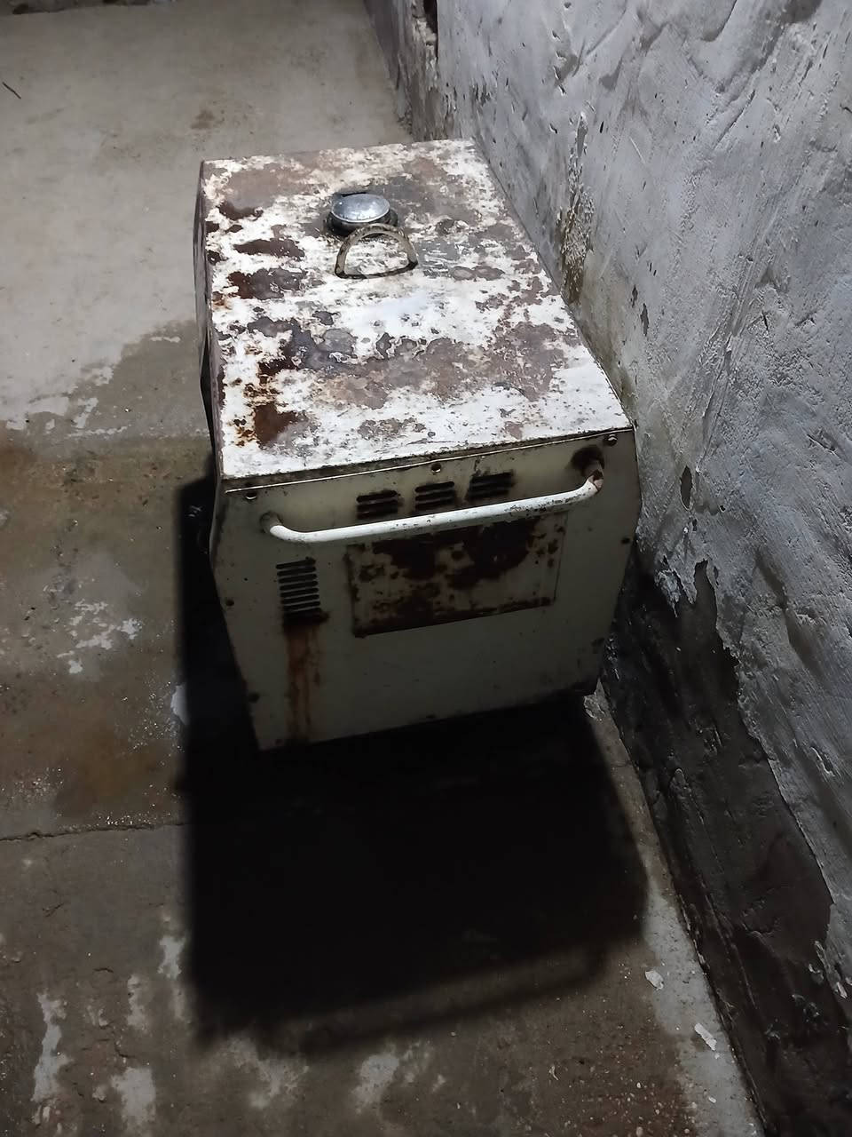 للبيع مولد كاتم كاز كابوته شغال سلف سعر ٣٥٠ وبي مجال مكان بغداد هاتف ***********
