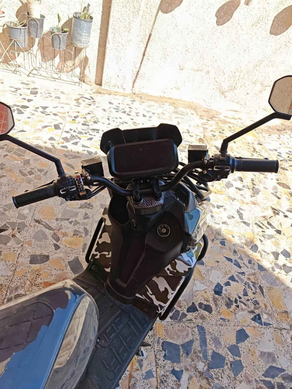 السلام عليكم 
دراجة اباتشي مدرع مطعم كاربون  اخو جديد
• بريكات هيدروليك ABS مانع من الانزلاق 
•دبلات طسه ناعمه جدا
• بطارية ليثيوم ايون 40 امبير  
• ملف نحاس حجم 2500w
• 💡 إشارات يمين ويسار + دبل إشارة
• 💡 لايت LED
• 🎮 مثبت سرعة
• 🏁 السرعة توصل 110 كم
• ⚙️ 3 نمر + مثبت سرعه
• ⚙️  نظام P + بك R + بلوتوث و صوت صالنصه بلادي
• 🔋 تمشيك تقريبًا 100كم بالشحنة الواحدة
• 🛞 تايرات تيوبلس 12 انش جبلي
• 📟 شاشة LCD بيها نظام تشخيص الأعطال
📍 المحافظة: بغداد – الدورة
📞 رقم الهاتف: ***********
