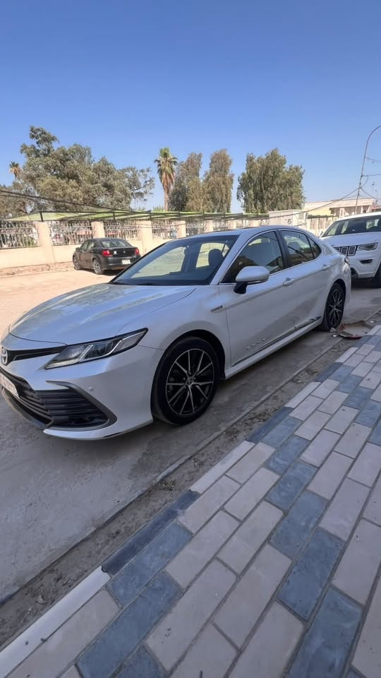 كامري GLE موديل 2023 هايبرد
السياره خليجي ماشيه 48000 الف 
بيها ضرر بالباب الخلفي موضح بالصور وجامغ بارد وتكحيل كارت جنطه بيها شبر بارد وتكحيل بسيط 
هذا رقمي 
***********
 السعر 20700$
