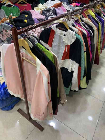 جلى ناو ئه م دوكانه بو فروشتن  باله ى ئه وروپيه هه موى به يه كه وه له سليمانيه ***********
