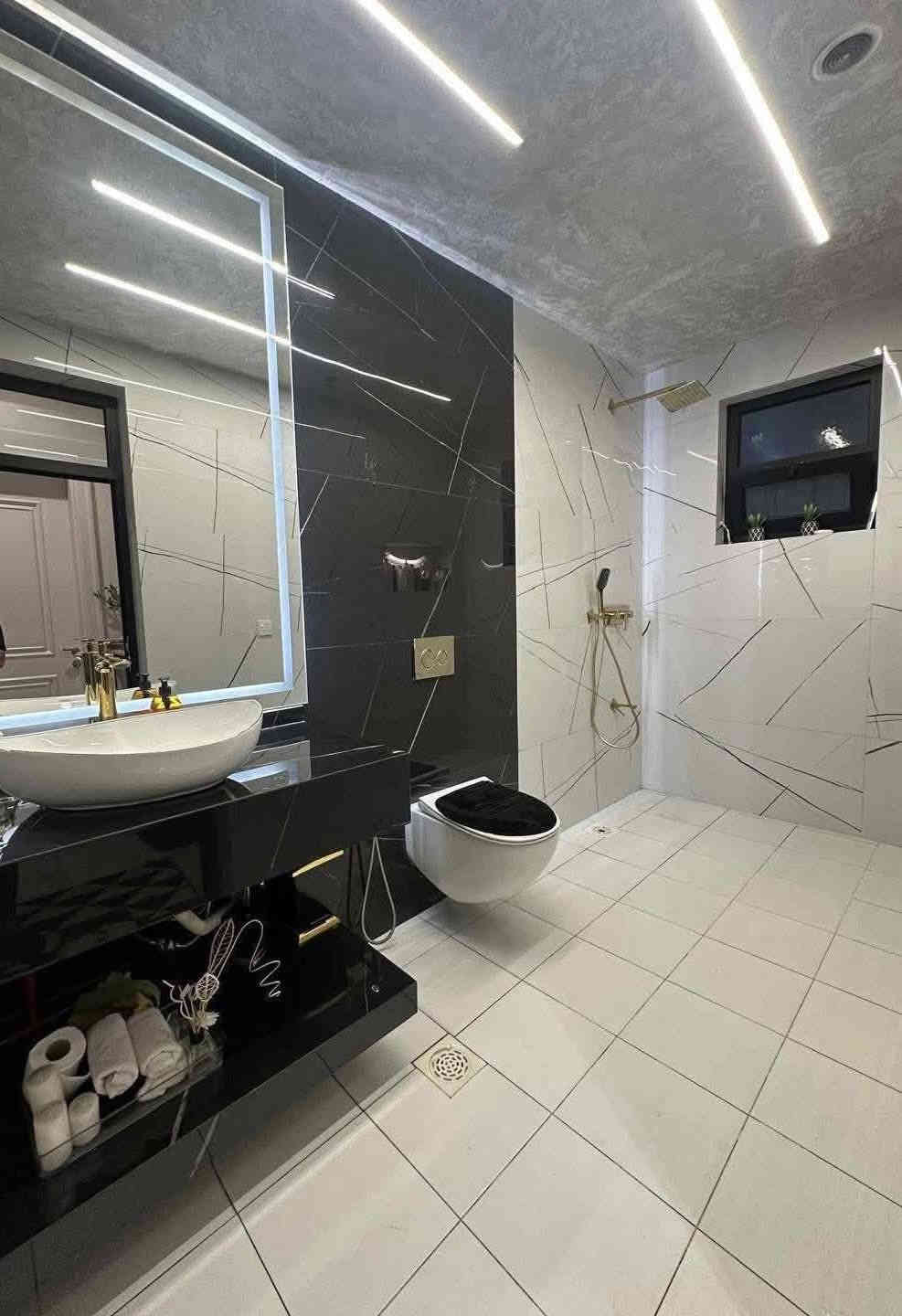 #للبيع_في_السيدية_140م_خلف_جامع_الاقصى_واجهة_7م
دار سكني مودرن فول درجة اولى مرمر اعلى المواصفات

مربع الضباط الأقصى خلف شارع التجاري  بناء 2024

الـمـسـاحـة    140  مـتـر   الواجهة  7  م   نزال 20 م شارع 12م

متكون من 3 طوابق ( 4 غرف نوم وصالة وهول ومطبخ وخدمات 3 ولوندري وبيتونة  وحديقة داخلية )

_________________
البيت الحديث 🏠للأستثمار والتطوير العقاري والمقاولات العامة 🌍
                    بيع - شراء -أيجار 
       قطع الاراضي في بغداد والمحافظات
                        👇🏼👇🏼👇🏼
        

للاستفسار_والمعاينه_الاتصال_على_الارقام_التاليه
*********** 

البيت الحديث للاستثمار والتطوير العقاري والوساطة  العقارية 
العنوان السيديه الضباط مجاور مصرف الرافدين 

نعمل على ترويج العقار ونستقبل كافة العروض في بغداد تحديد⬇️
#السيديه 
#المنصور
‏‌‎#القادسيه
#اليرموك

   نكفيك عناء البحث......

‏   ‌‎
🌺🌺🌺🌺🌺🌺🌺🌺🌺🌺🌺
#عقارات السيدية
‏‌‎#عقارات_المنصور #حي_المتنبي #حي_العربي #الاميرات #حي_المهندسي #دور_السود #البيجيه 
‏‌‎#عقارات_اليرموك
#عقارات_حي_الجامعه
#حي_العدل 
#البياع
‏‌‎#عقارات_القادسية 
‏‌‎#عقارات_الحارثية  
‏‌‎#عقارات_الكرخ
#شركات #شركات_توصيل #منظمات
#مقرات #مكاتب_محامين #ايجار_تجاري
#مطاعم_للايجار #قاعات_للايجار
#بنايات_للايجار #بنايات_سكنية
#سكن_عوائل #سكن_شباب #سكن_عزاب
