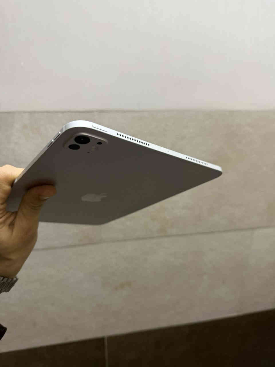 ايباد ١١ برو m5 ذاكرة ٢٥٦ لون سلفر ضمان برج العرب
نظافة ١٠٠٪؜ بطارية ١٠٠٪؜ مشحون ١٨ مرة 
غراض كاملة 
سعر مليون و٢٢٥ وبي مجال بسيط 
مكان : بغداد / دورة / صحة
تواصل : ***********
