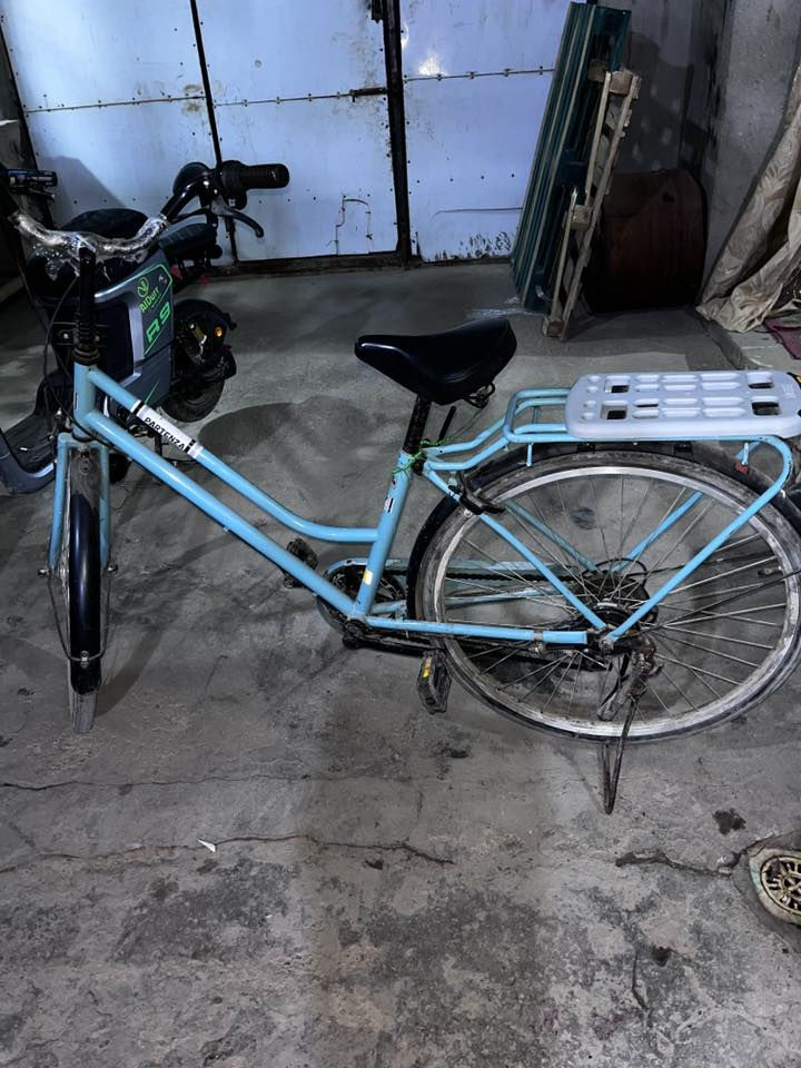 السلامو عليكم من رخصن الادمن بايسكل سياحي باله للبيع حجم 26 كلش نضيف السعر 100 بي مجال للشراي العنوان البصراه العشار متواجد واتساب ***********
