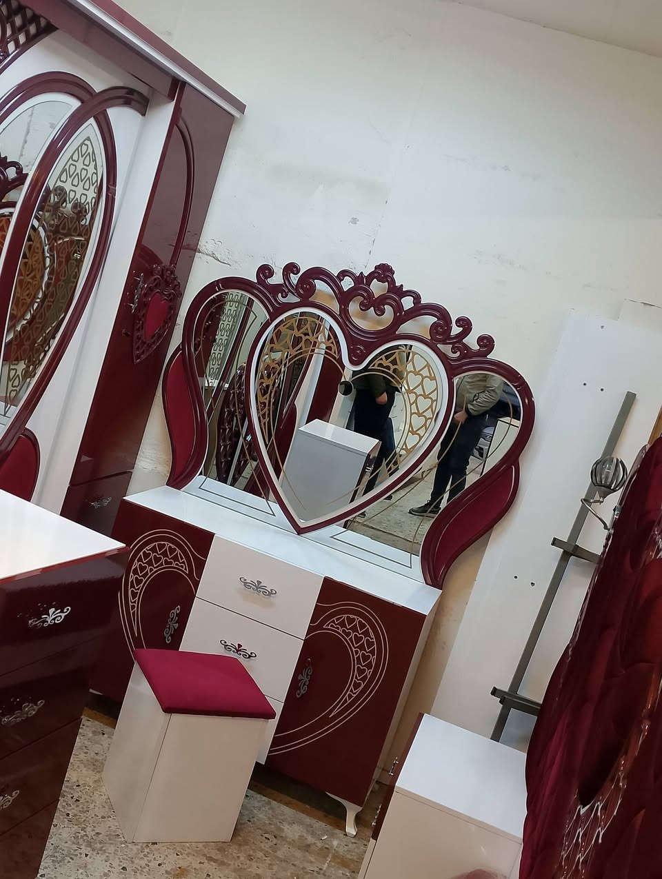 معرض اثاث الشكور غرفه نوم للبيع تتكون الغرفه من 9قطع ماركه نضافة الغرفه 90%100عنوان موصل قادسيه قرب  ملعب المواج توصل خاص *********** اتصل وتساب ملاحظه نستقبل جميع انواع الغرف
