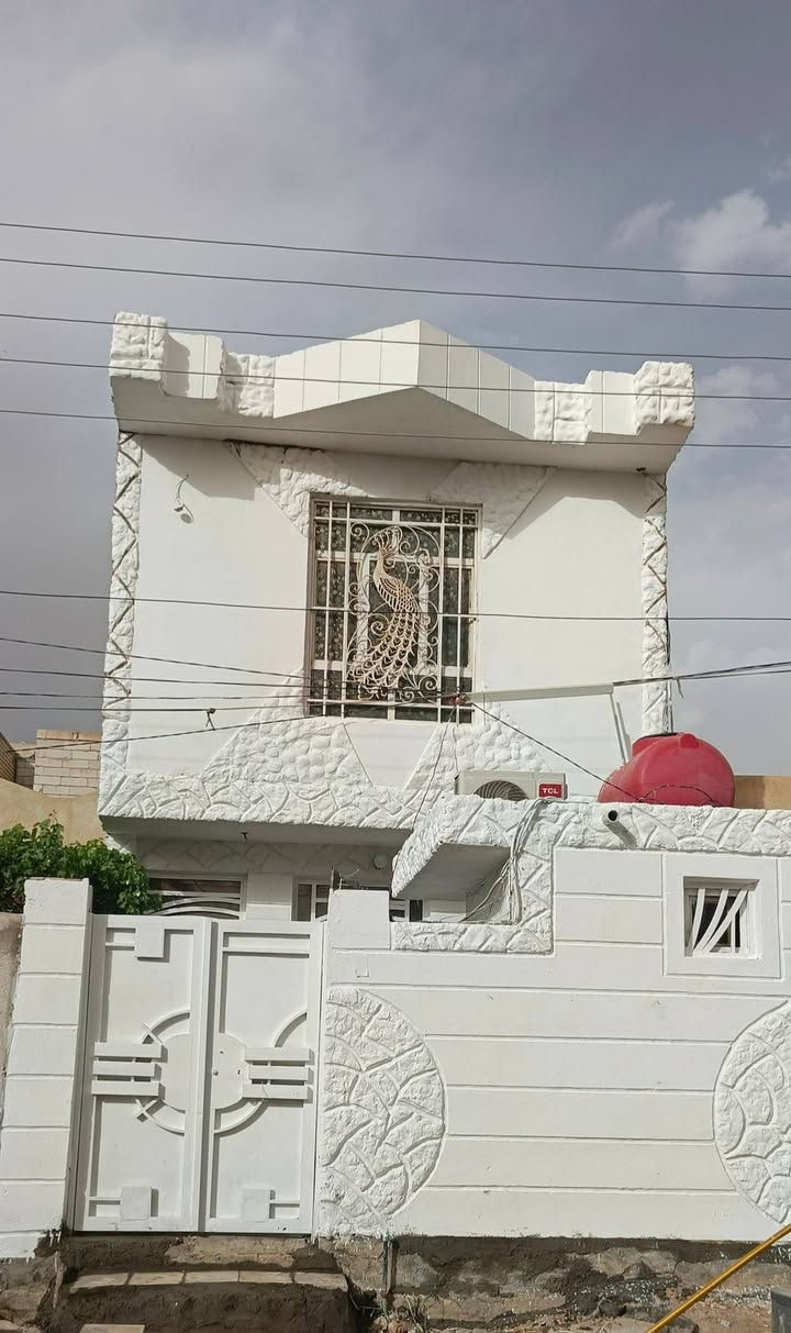 بيت ١٠٠ متر طابقين كربلاء حي العسكري / الطاقة قطاع ١٧ قرب أسواق مروة ، غير مطلوب الحي كامل الخدمات 
( ٣ غرف نوم و ٣ صحيات وصالتين و استقبال ٦ أمتار و كراج + منور داخلي) 
السعر بالنقد ١١٥ مليون وبي مجال قليل
واما نظام الاقساط يكون السعر ١٢٥ مليون ، 
حيث يدفع مقدمة ٨٥ مليون و الباقي مليون بالشهر لحين تسديد المبلغ الكلي ***********
