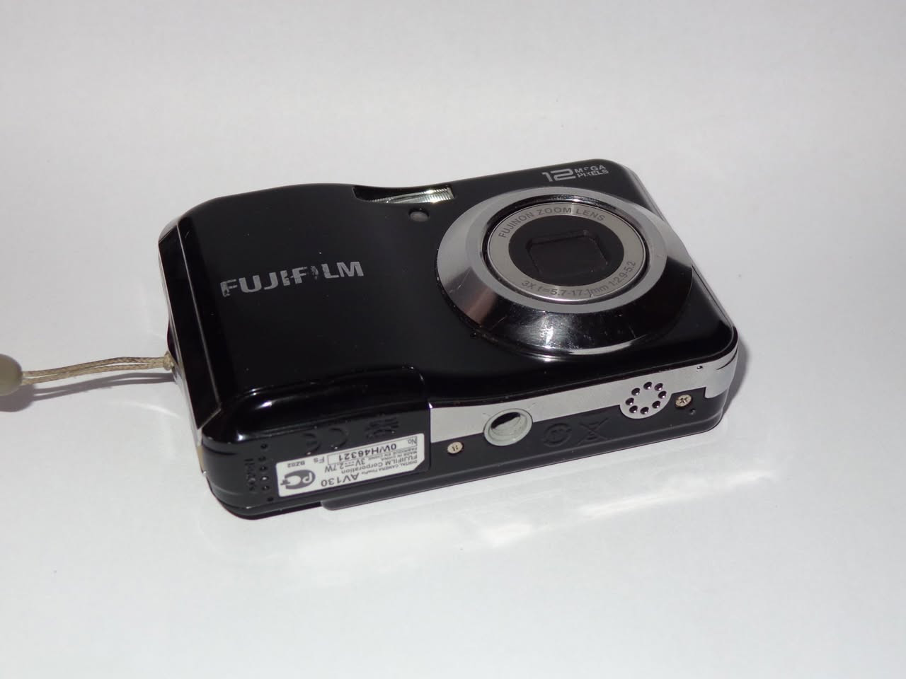 Fujifilm FinePix AV130
✅12 MP sensor.
✅Fujinon Zoom Lens 3x (f=5.7–17.1mm 1:2.9–5.2).
✅Large LCD screen for easy viewing.
✅Built-in flash for low-light shooting.
✅Slim and compact pocket-sized design.

Condition: 8.5/10. Great cosmetic and working condition with minor surface scratches on the gloss finish. Everything works perfectly.

Uses 2x AA batteries 

Price 65,000.

Delivery All Across Kurdistan and Iraq.


**إذا كنت صاحب هذا الإعلان وتريد حذفه لأي سبب، رجاءا أرسل رسالة إلى الدعم الفني**