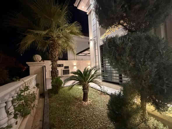 منزل للبيع في هيوا ستي طابقين 
العنوان طريق كوية مقابل مجمع فلوريا ستي  
  بناء ملكي 
مساحة 420 متر  طابقين مؤثث 
يتكون من 
4 غرفه نوم استقبال عدد 2 + هول داخلي 
مطبخ  مسبح ساونا حمام تركي جاكوزي 
كراج + حديقة
*********** أربيل
