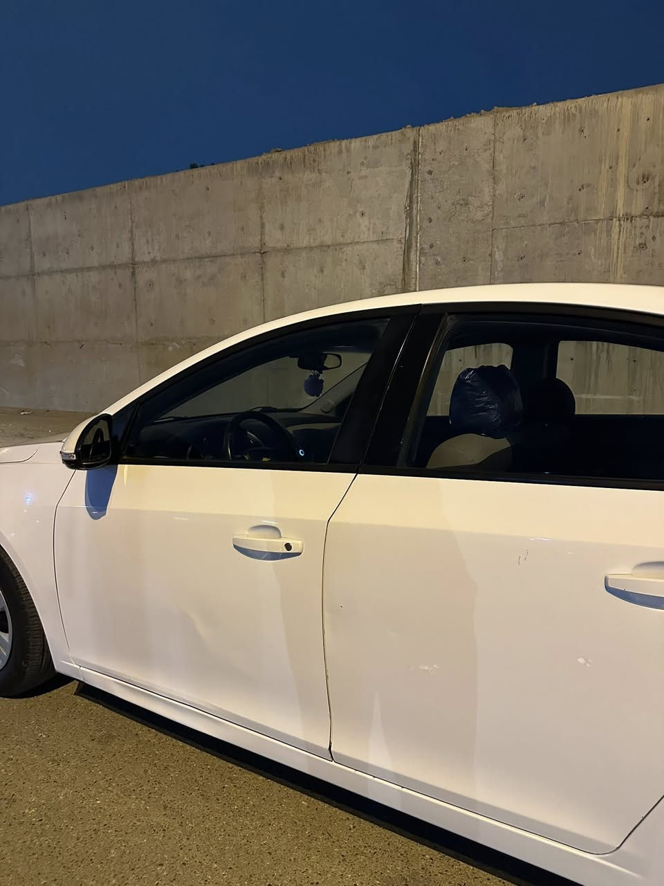 السلام عليكم
للبيع:
شوفرليه كروز 2016
مكينه 1800 رقم اربيل سنويه نافذه لحد 2028 السياره بأسمي  شرط التحويل
بيهه صبغ بدون تعديل شبر خشم الجاملغ اثر شخطه
وبيهه تبديل البابين الخلفيات اثر ضربه خفيفه لان سعر التصليح اغلى من سعر الباب والقديمات موجودات هنه والغراض كاملات
وبيهه رصعات خفيفه 
مكاني بغداد العامريه 
رقم موبايلي : ***********
