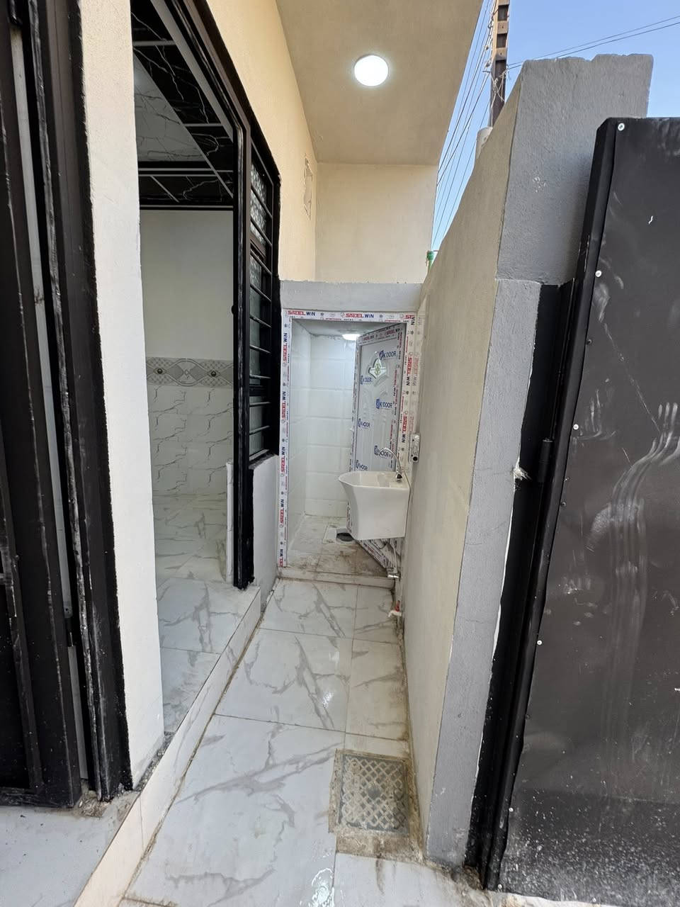 باقي داران علئ  مساحه الدار55 متر موصل حي الانتصار دار يتكون من 
غرفه نوم 💤 واستقبال وهول ومطبخ وصحيات وبيتونه
سند طابوالزهور شرط التحويل👉 سعر الدار الواحد 45 بي مجال للاستفسار الاتصال الارقام التاليه✅👉👉 
***********
***********
مكتب عمر غالب لتجاره لعقارات
العنوان حي الانتصار شارع 20
خلف جامع خلفاء الرسول
