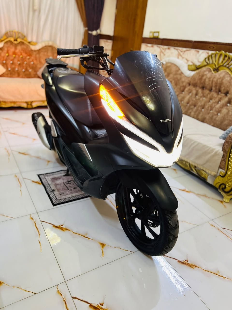 السلام عليكم دراجه PCX ياباني الجيل الثالث للبيع مكينه 150 حساس ازدحام بصمة دكمتين ياباني الاصلي دراجه مكفولة كفاله عامه مال جناي مكينه برغي ممفتوح بيه شلعه معدل فول ماشي 8000 حقيقي السعر مليون 950 بيه مجال  عنواني بغداد للاستفسار ***********
